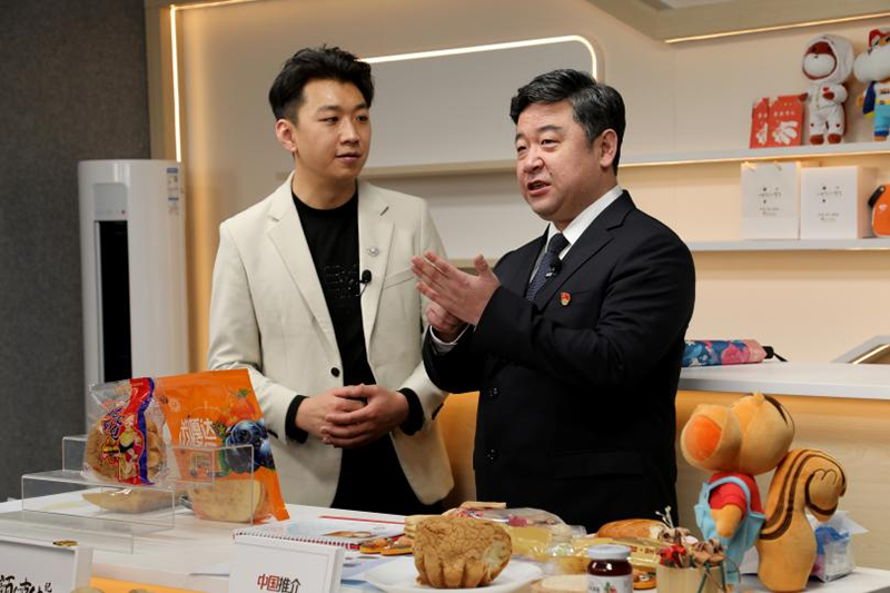 额尔古纳市委书记文进磊做客《中国推介》向世界推介家乡